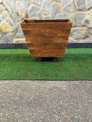 Fioriera rialzata in legno