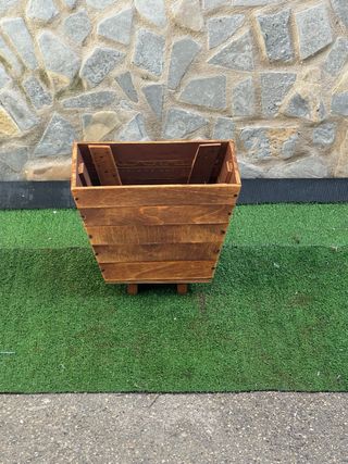 Fioriera rialzata in legno