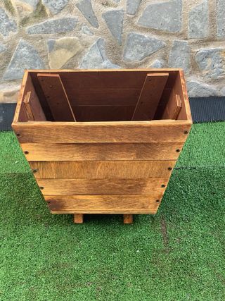 Fioriera rialzata in legno