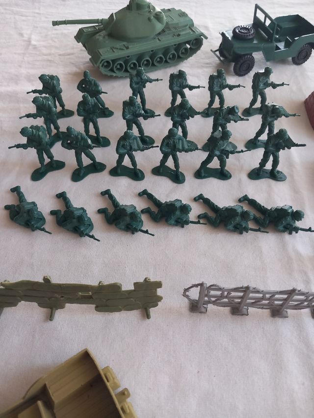 Soldados de plástico con vehículos y accesorios