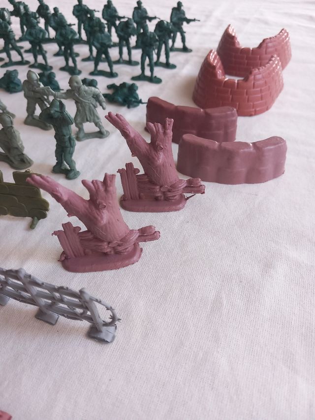 Soldados de plástico con vehículos y accesorios