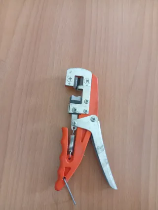 Attrezzo per innesto piante