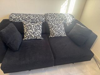 Sofá extensible negro con cojines
