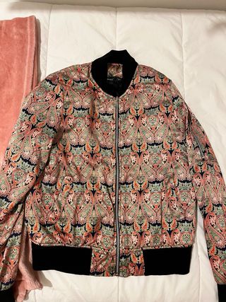 Chaqueta bomber estampada