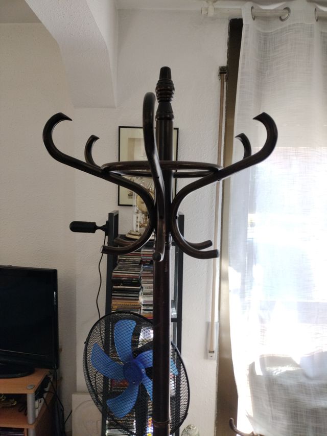 Perchero de madera antiguo