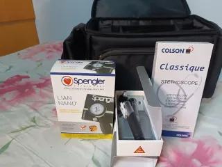 Maletín Médico con estetoscopio,tensiómetro,otosco