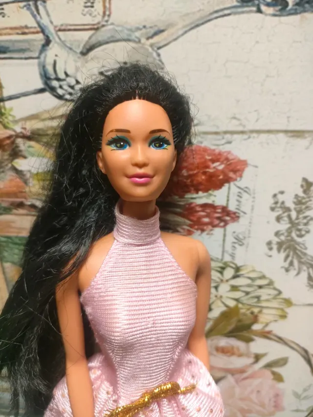 Muñeca Barbie asiática Kira o Miko