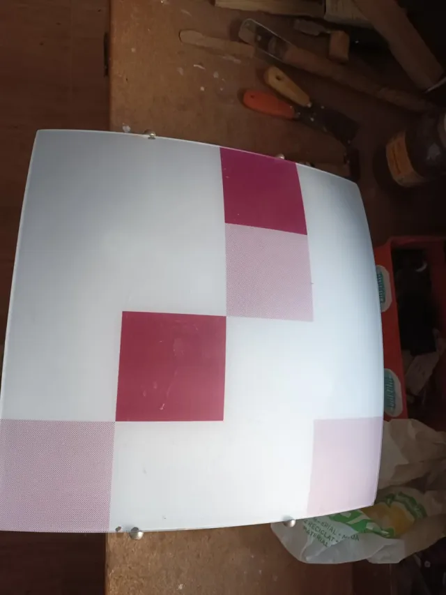 Lámpara de techo cuadrada muy bonita.