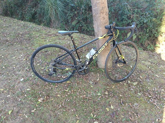 Bicicleta de carretera CLOOT negra y amarilla