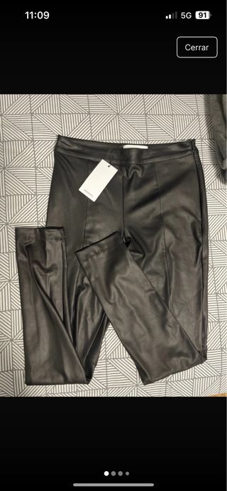 Pantalón efecto cuero negro