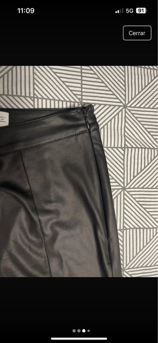 Pantalón efecto cuero negro