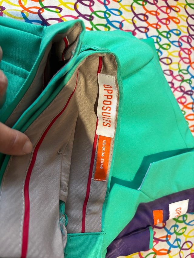 Traje Opposuits Verde y Morado Talla S