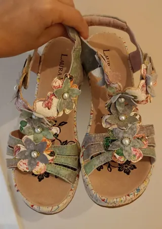 Sandalias flores de marca Laura Vita