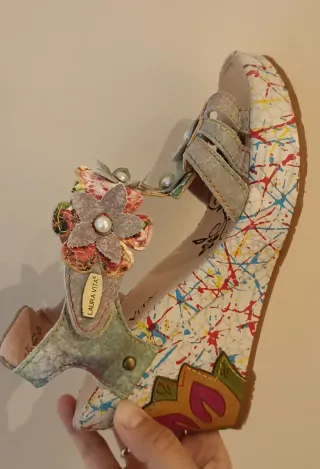 Sandalias flores de marca Laura Vita