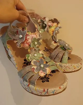 Sandalias flores de marca Laura Vita