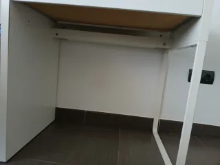 Mesa de trabajo blanca con cajón