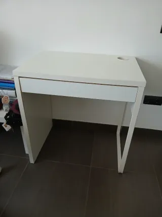 Mesa de trabajo blanca con cajón