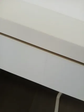 Mesa de trabajo blanca con cajón