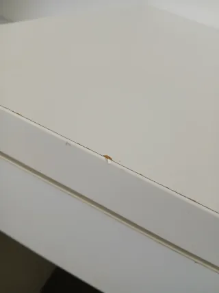 Mesa de trabajo blanca con cajón