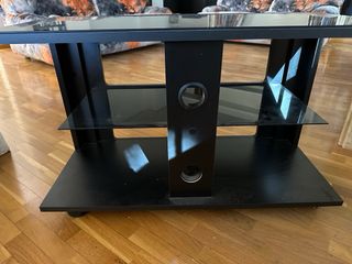 Mueble TV negro cristal y plástico com ruedas.