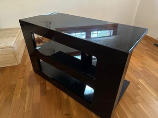 Mueble TV negro cristal y plástico com ruedas.