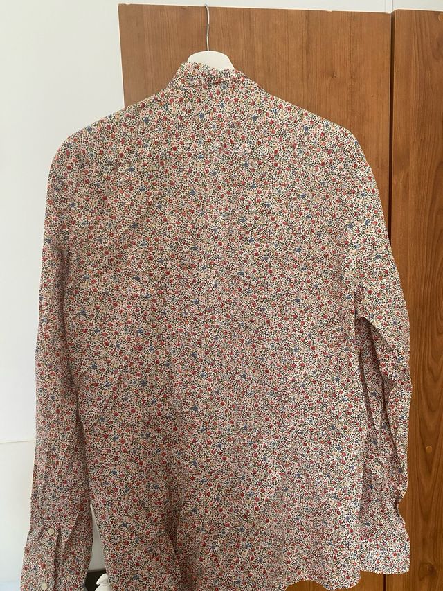 Camisa floral blanca y multicolor