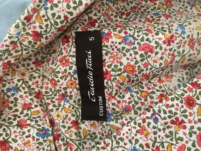 Camisa floral blanca y multicolor