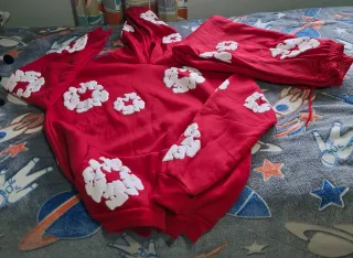 Conjunto deportivo rojo con nubes