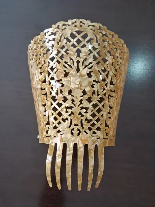 Peina para mantilla dorada