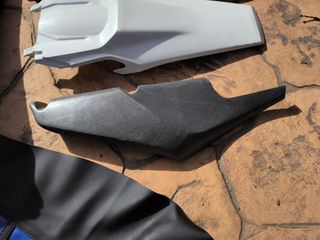 Plásticos y funda de asiento Husqvarna 2020