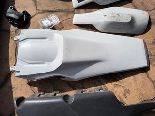 Plásticos y funda de asiento Husqvarna 2020