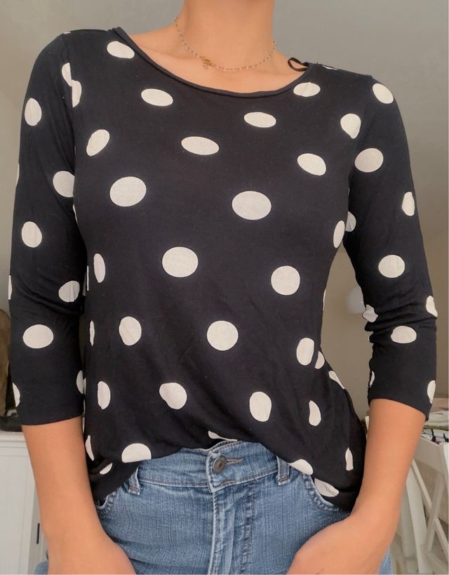 Camiseta de lunares negra y blanca