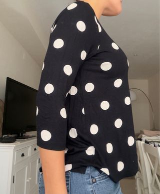 Camiseta de lunares negra y blanca