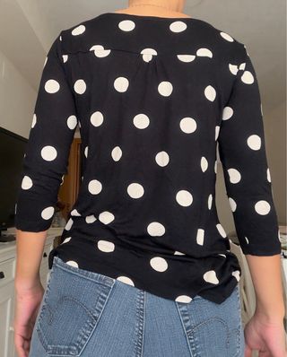 Camiseta de lunares negra y blanca