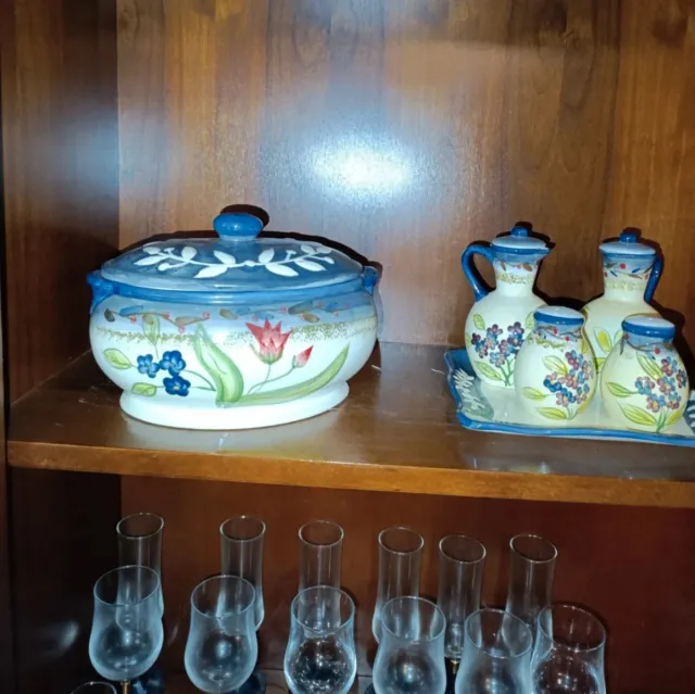 Stoviglie e decorazioni in ceramica e porcellana