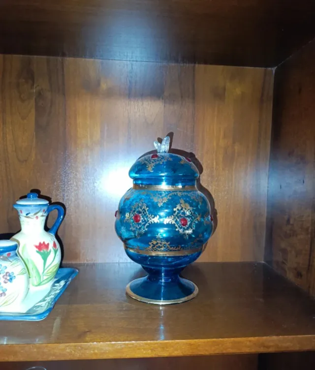 Stoviglie e decorazioni in ceramica e porcellana