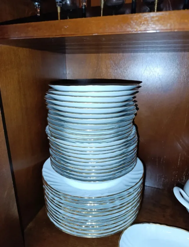 Stoviglie e decorazioni in ceramica e porcellana