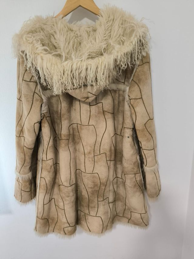 Abrigo piel vuelta beige con capucha