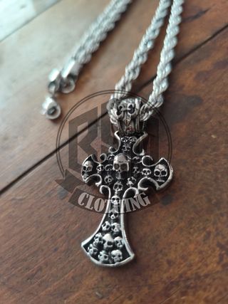 Collana con ciondolo a forma di croce con teschi