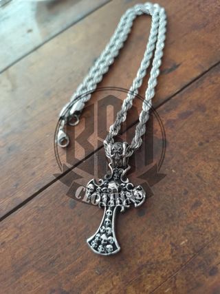 Collana con ciondolo a forma di croce con teschi