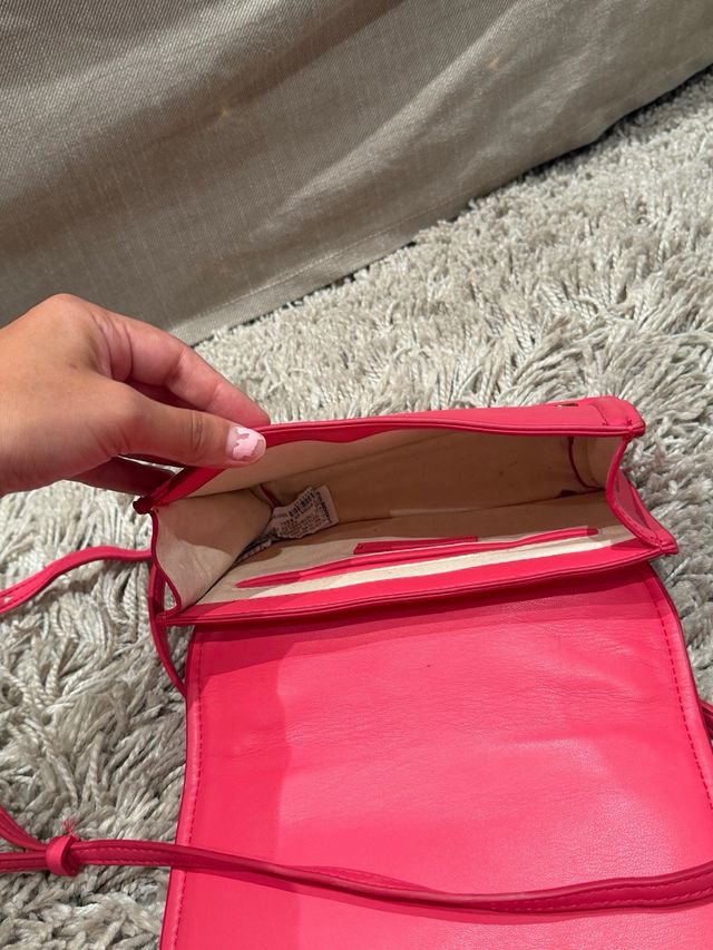 Bolso rosa con cadena dorada