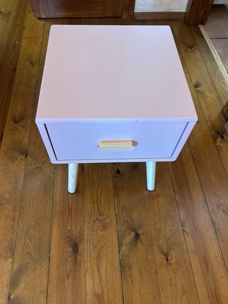 Mesita de noche rosa con cajón de madera