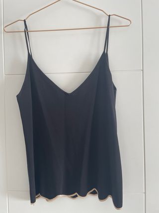 Top Zara negro tirantes escote pico