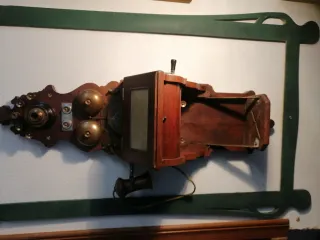 Teléfono antiguo de pared, el auricular simulado