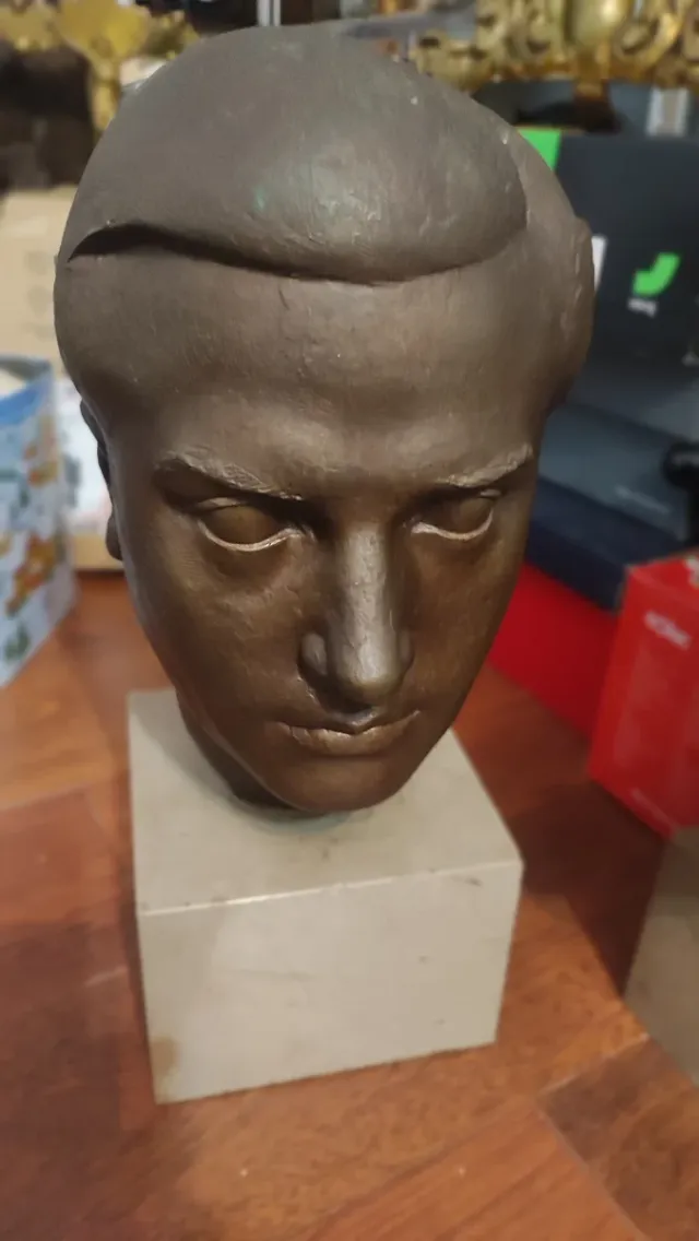 Busto Miquel Paredes