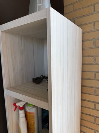 Estantería blanca y beige