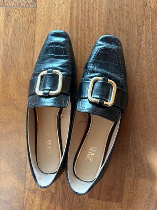 Mocasines Zara negros con hebilla dorada