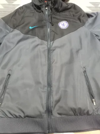 Chaqueta Chelsea Nike Negra y Gris. Con capucha.