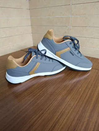 Zapatillas grises y marrones