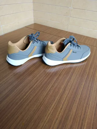 Zapatillas grises y marrones